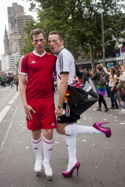 topuklar, futbol oyuncuları gibi giyinmiş gay çift.