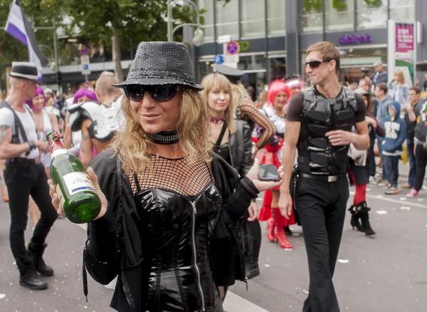 Mujer elaboradamente vestida con botella de champán — Foto de Stock