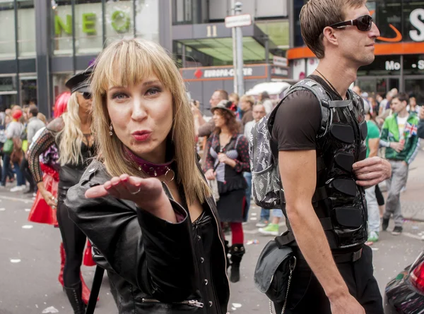 Mulher participante elaboradamente vestida, durante Christopher Street — Fotografia de Stock