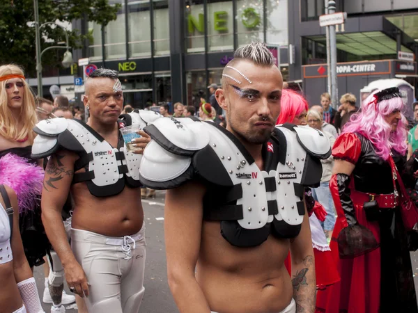 Participantes vestidos de forma elaborada, durante o Christopher Street Day — Fotografia de Stock