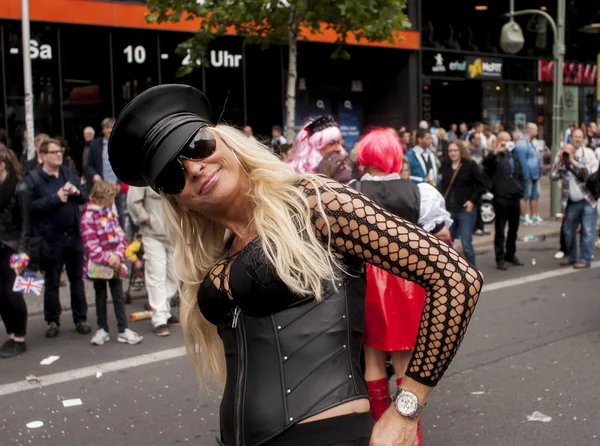 Mulher participante elaboradamente vestida, durante Christopher Street — Fotografia de Stock