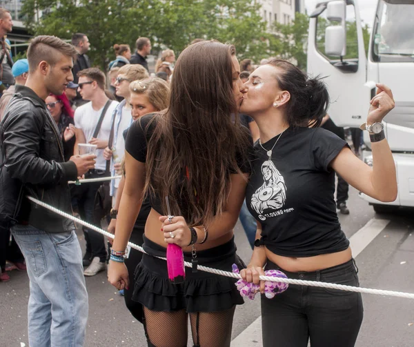 Lésbicas não identificadas beijando durante o orgulho gay . — Fotografia de Stock