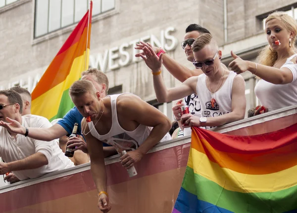 Omsorgsfullt klädd deltagare, under Christopher Street Day — Stockfoto