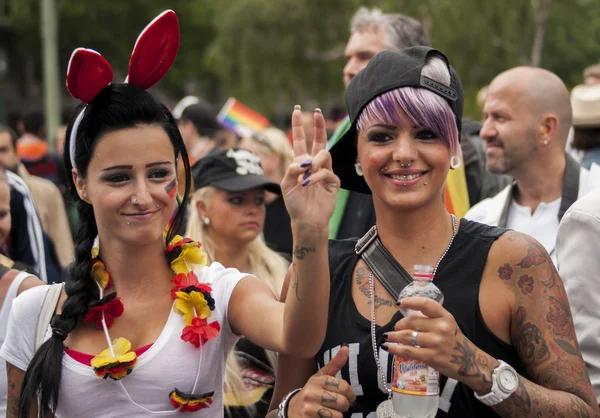 Bogato ubranych dziewcząt, podczas Christopher Street Day Parade — Zdjęcie stockowe