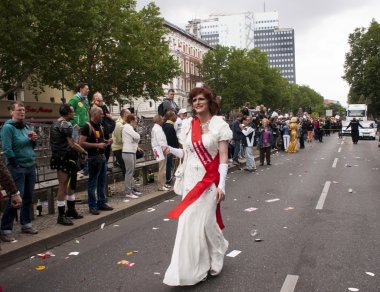 Christopher sokak gün P sırasında özenle giyinmiş katılımcı