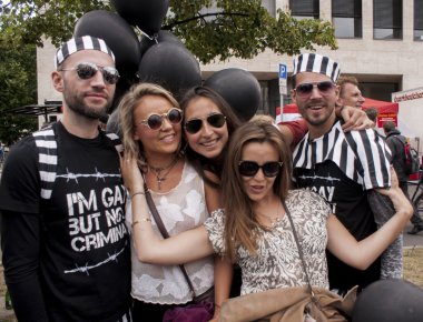 Christopher sokak gün P sırasında özenle giyinmiş katılımcılar