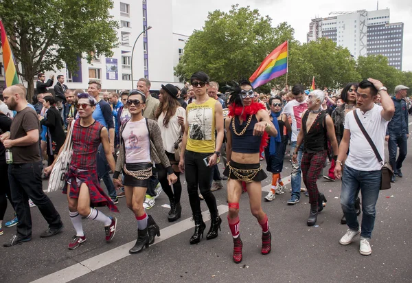 Participantes vestidos de forma elaborada, durante o Christopher Street Day — Fotografia de Stock