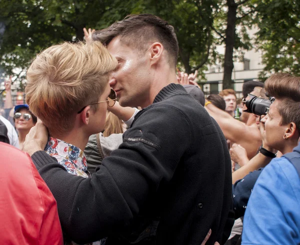 Não identificado gay casal abraço durante gay orgulho desfile — Fotografia de Stock