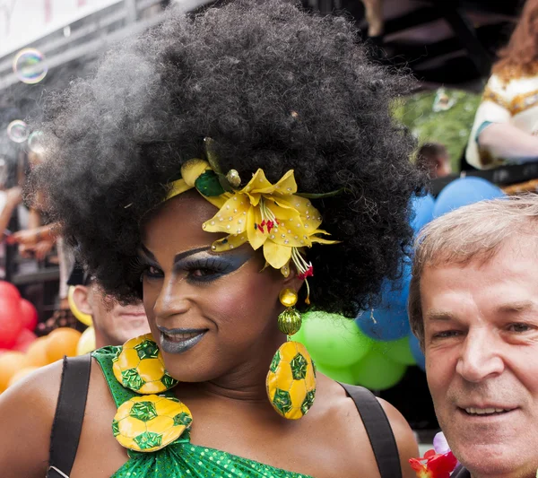 Travesti gay pride sırasında Brezilya tarzı giyinmiş — Stok fotoğraf