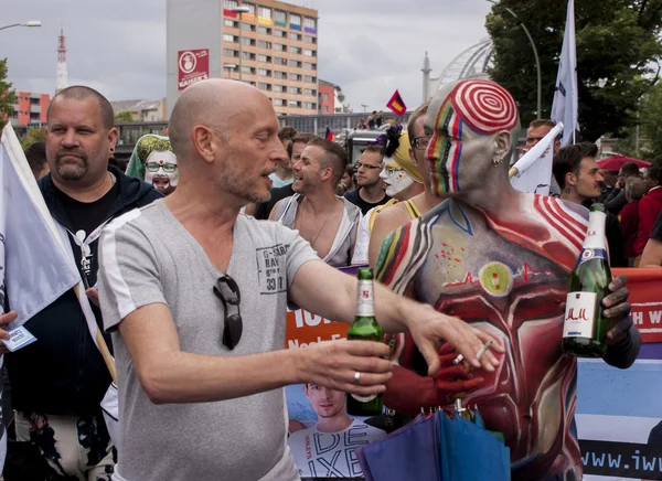 Bohatě oblečený účastníků během Christopher Street Day — Stock fotografie