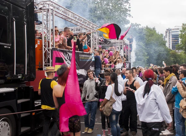 Participantes vestidos de forma elaborada, durante o Christopher Street Day — Fotografia de Stock