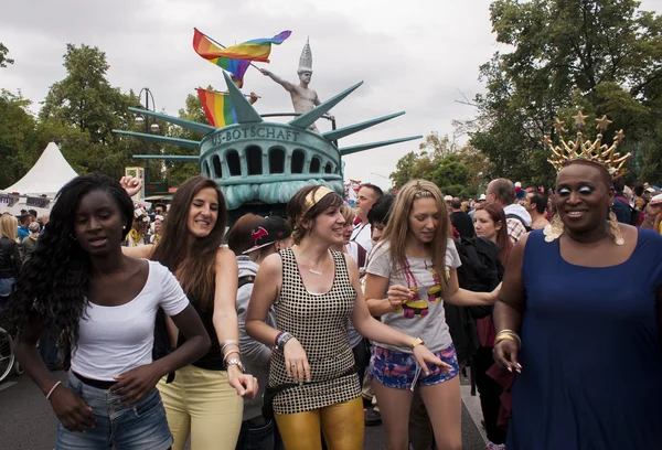 Participantes vestidos cuidadosamente durante el Christopher Street Day P — Foto de Stock