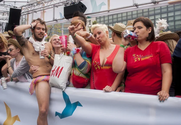 Participantes vestidos de forma elaborada durante o Christopher Street Day P — Fotografia de Stock