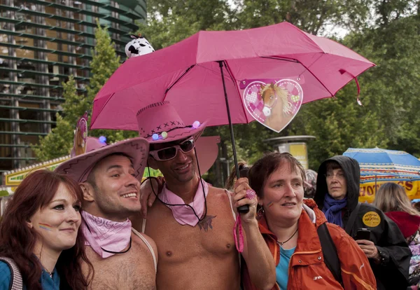 Participantes vestidos de forma elaborada durante o Christopher Street Day P — Fotografia de Stock