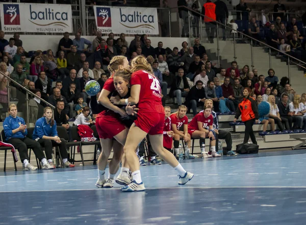 Oidentifierade spelare i aktion på handbolls match — Stockfoto