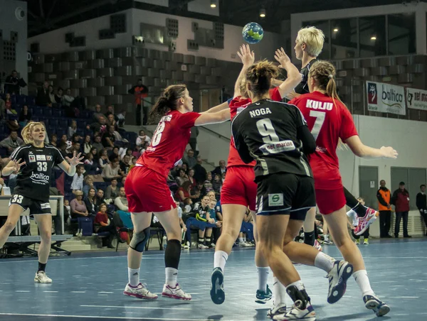 Joueurs non identifiés en action au match de handball — Photo