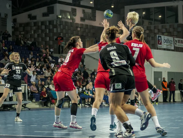 Jugadores no identificados en acción en el partido de balonmano — Foto de Stock