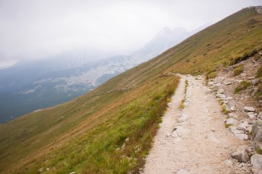Yol dik tarafında Kasprowy Wierch Tatra Dağları'nda yer