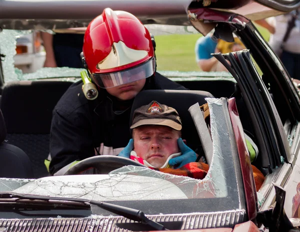 Emergency crew removing a victim from a car accident — Stock Photo, Image