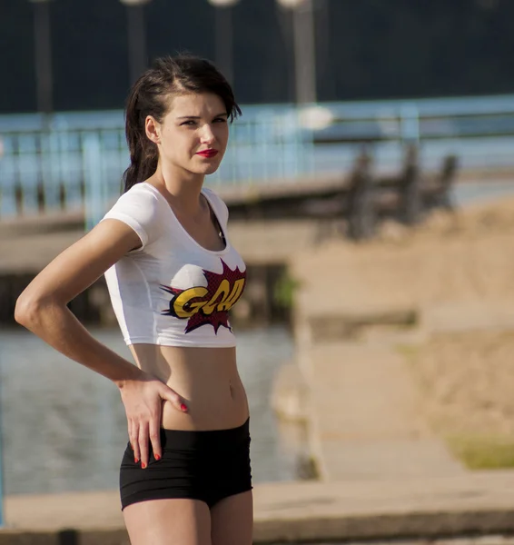 Mulher atraente trabalhando durante a gravação de videoclipe — Fotografia de Stock