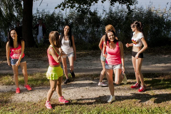 Donne attraenti che lavorano durante le riprese video clip musicale — Foto Stock