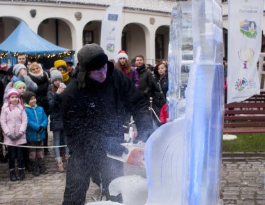 Kimliği belirsiz adam sanat bir buz bloğunun dışına oluşturma.