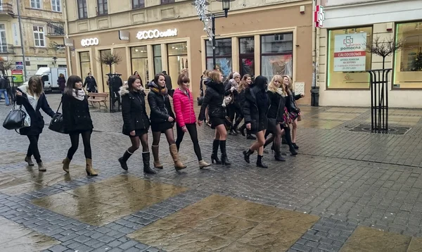 Attractive girls at central pedestrian street of Lublin — Stock Photo, Image