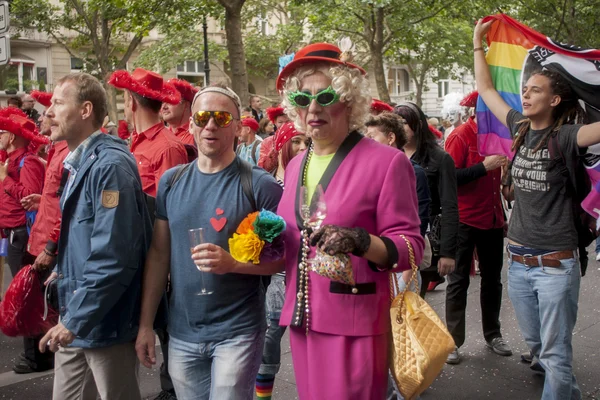 Participantes vestidos de forma elaborada, durante a Parada do Orgulho Gay — Fotografia de Stock