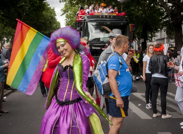 Participante Elaboradamente Vestido, durante a Parada do Orgulho Gay — Fotografia de Stock