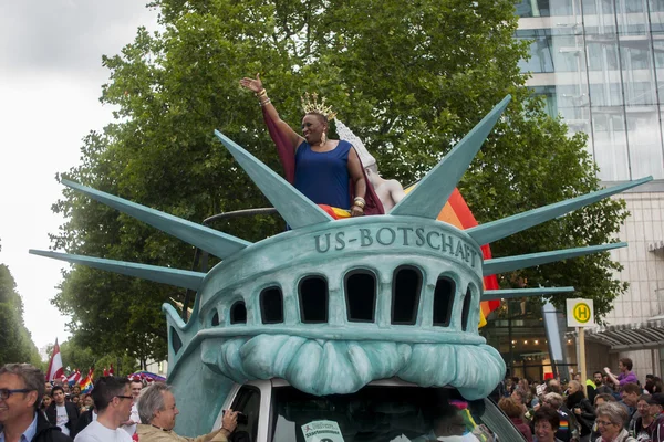 Omsorgsfullt klädd deltagare, under Gay Pride Parade — Stockfoto
