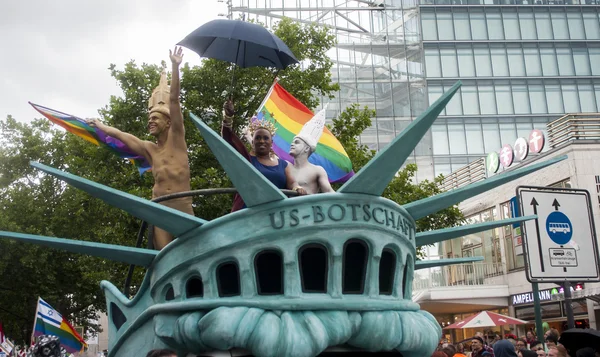 Περίτεχνα ντυμένος συμμετέχοντες, κατά τη διάρκεια του Gay παρέλαση υπερηφάνειας — Φωτογραφία Αρχείου