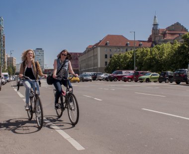 İki Alman kadın rides bicykle Berlin'de