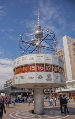Dünya saati ve Alexanderplatz Tv Kulesi