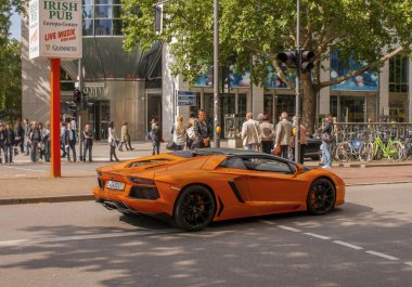 Turuncu supercar Lamborghini City Berlin'de sokak