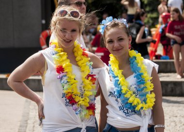 İki üniversiteli kızlar plaj oyuncakları ve Hawaii çelenk