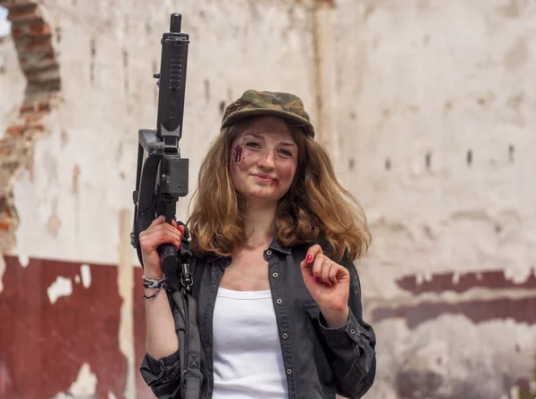 Hermosa mujer sexy sosteniendo arma del ejército — Foto de Stock