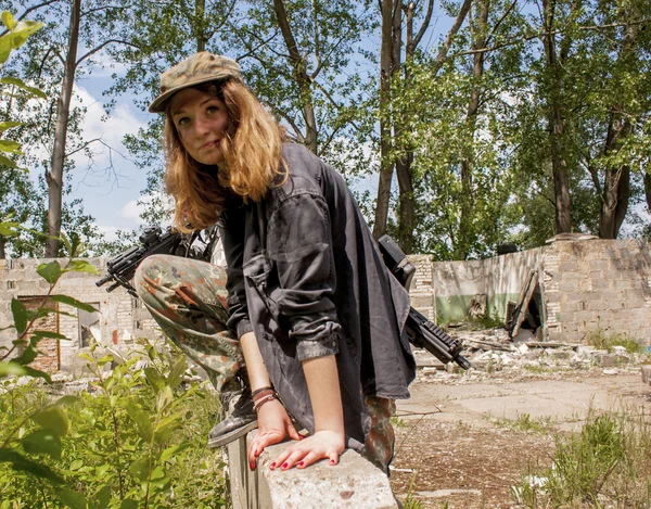 Piękna sexy kobieta z karabinu maszynowego przeskakując mur — Zdjęcie stockowe