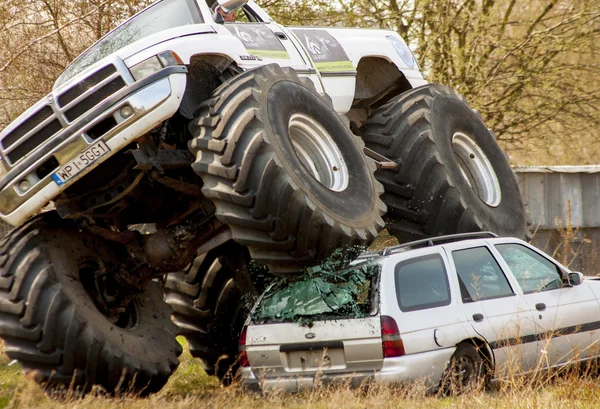 Monster Truck écraser à la vieille voiture pendant Motoshow en Pologne — Photo