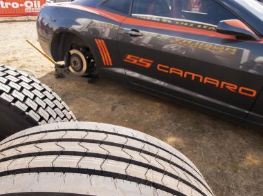 lastik değiştirmek için bir Araba sürme