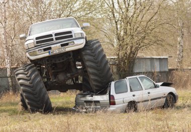 Canavar kamyon Polonya Motoshow sırasında eski araba ezmek