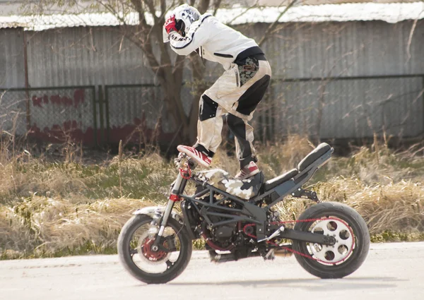 Stunt auf einem Motorrad stehend. — Stockfoto