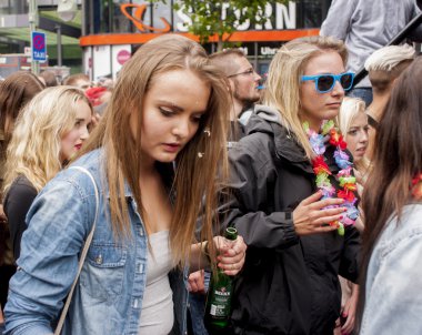 Christopher sokak gün P sırasında özenle giyinmiş katılımcı