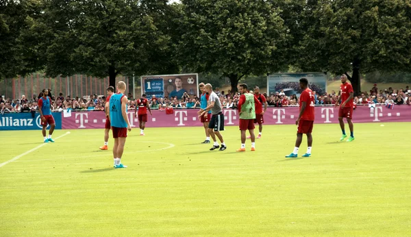 Spelare av Bayern Muenchen på ett träningspass i deras team. — Stockfoto