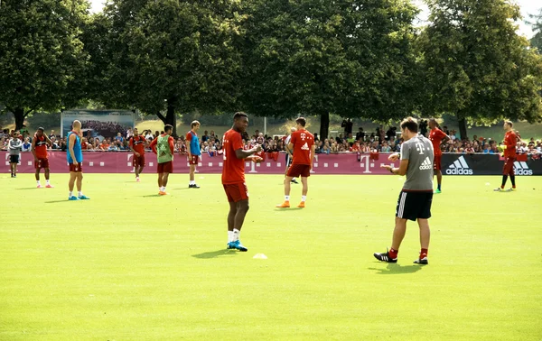 Spelare av Bayern Muenchen på ett träningspass i deras team. — Stockfoto