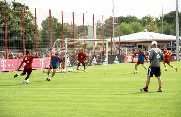 Spelare av Bayern Muenchen på ett träningspass i deras team. — Stockfoto