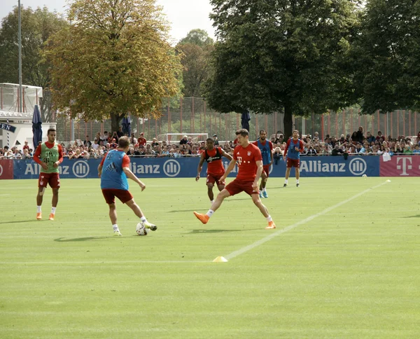 Spelare av Bayern Muenchen på ett träningspass i deras team. — Stockfoto