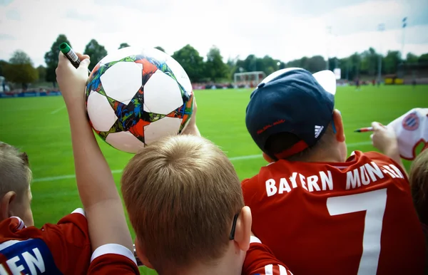 Молодих вболівальниками на в навчальній сесії Fc Bayern Muenchen — стокове фото