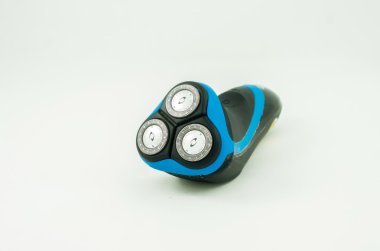 Beyaz arka plan üzerinde Elektrikli tıraş makinesi