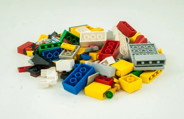 Plastic speelgoed blokken op witte achtergrond — Stockfoto