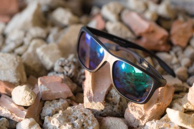 Güneşli bir günde kentsel bir yerde Retro Güneş Gözlüğü mankeni çekimi.